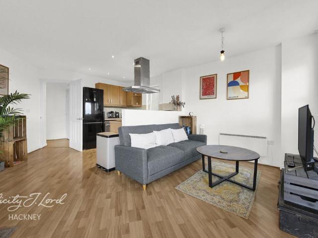 Flat for sale in Shacklewell, Greater London