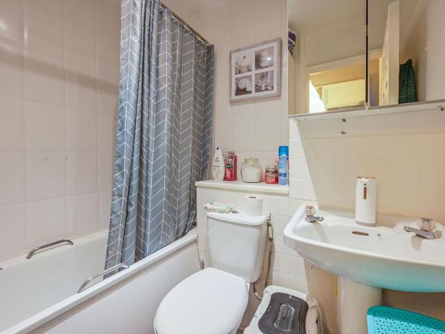 Flat for sale in Ratcliffe, Greater London