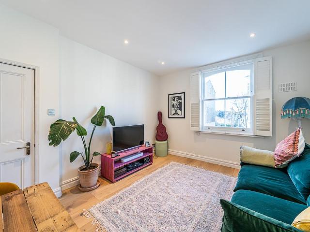 Flat for sale in Clapham Junction, Greater London