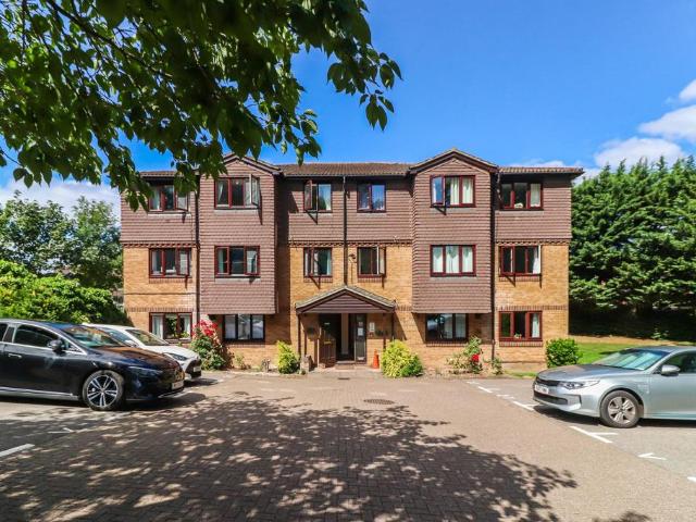 Flat for sale in Batchworth, Hertfordshire
