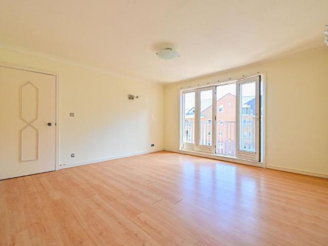 Flat for sale in Isle Of Dogs, Greater London