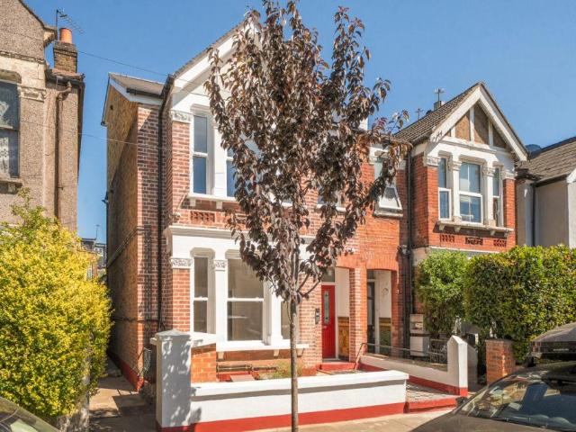 Flat for sale in London Borough of Ealing, Greater London