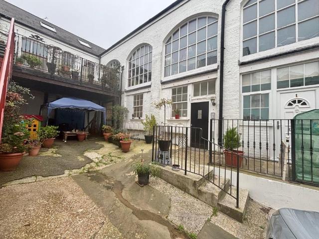 Flat for sale in Bohemia, Guestling Green