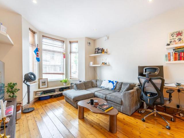 Flat for sale in Harlesden, Greater London
