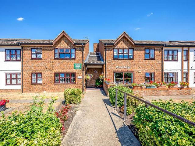 Flat for sale in West Wickham, Greater London