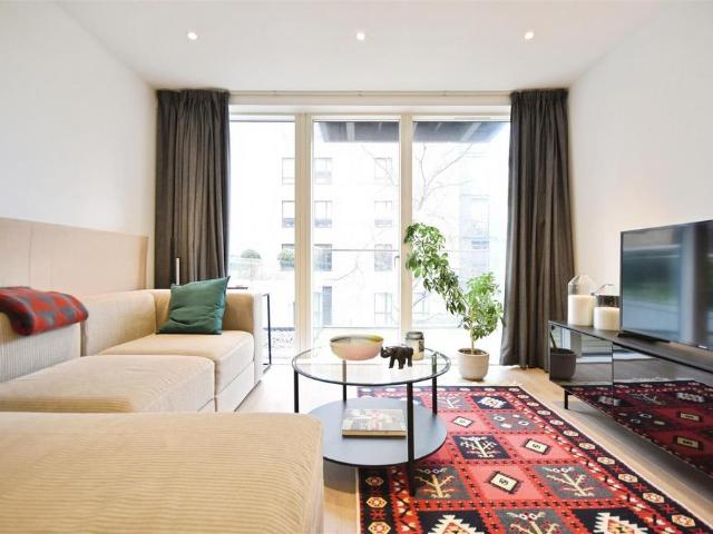 Flat for sale in London Borough of Hounslow, Strand