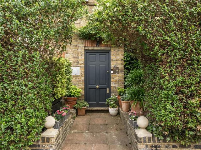 Flat for sale in Battersea, Greater London
