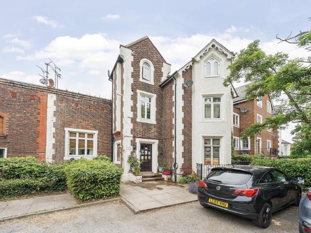 Flat for sale in Slough, Myrke