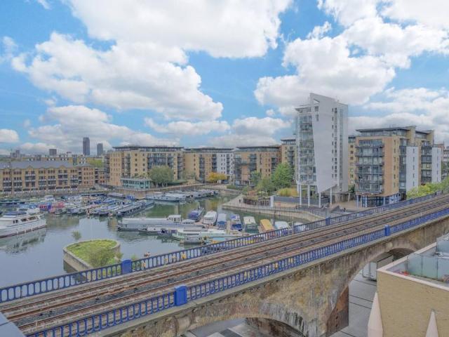 Flat for sale in Ratcliffe, Limehouse