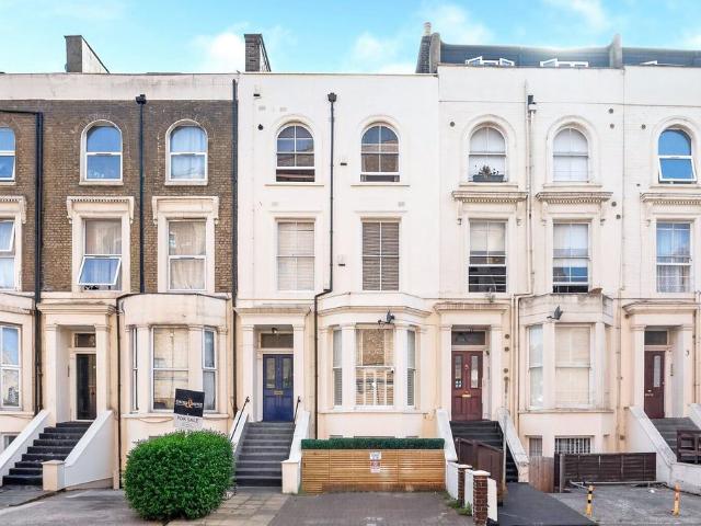 Flat for sale in Finsbury Park, Greater London