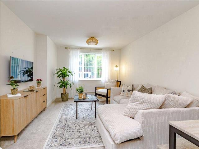 Flat for sale in Hillview, Surrey