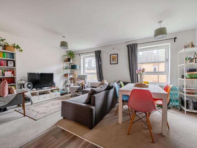Flat for sale in Balham, Greater London