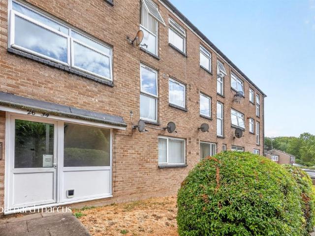 Flat for sale in London Borough of Croydon, Forestdale