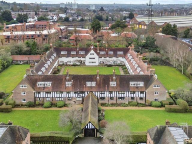 Flat for sale in Golders Green, Greater London