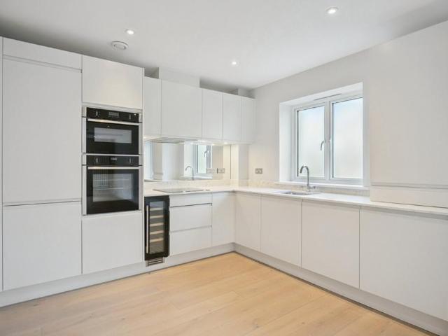 Flat for sale in Gerrards Cross, Denham