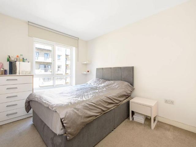 Flat for sale in Colindale, Greater London