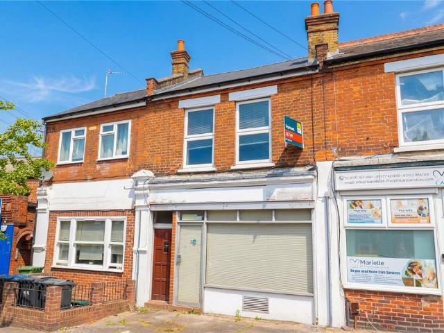 Flat for sale in Tolworth, Greater London