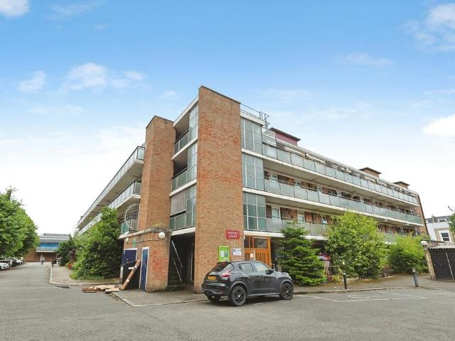 Flat for sale in Battersea, Greater London