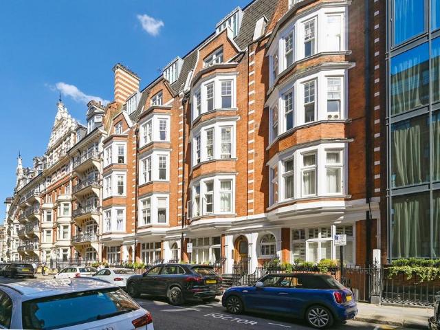 Flat for sale in Chelsea, Greater London