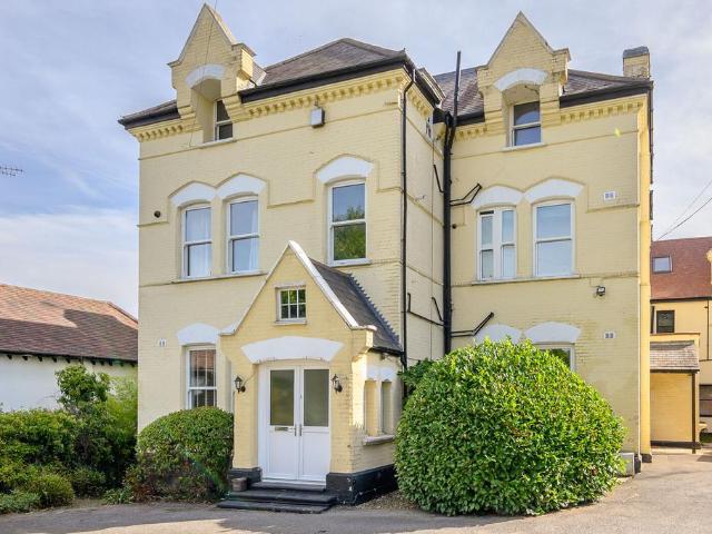 Flat for sale in Oakleigh Park, Greater London