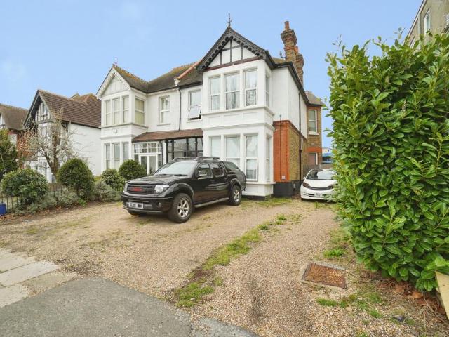 Flat for sale in Alton Barnes, Essex