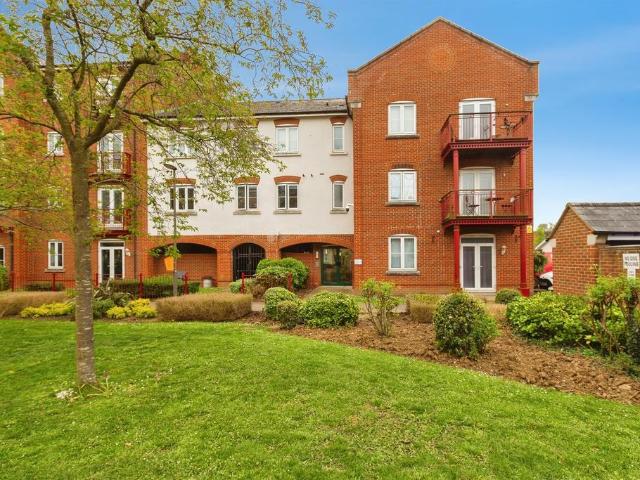 Flat for sale in Walton, Aylesbury