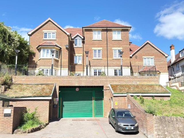 Flat for sale in Spring Park, Luton