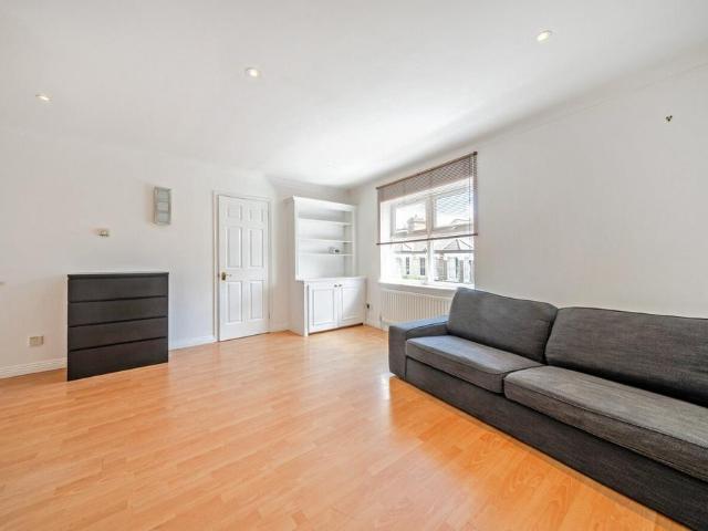 Flat for sale in Battersea, Greater London