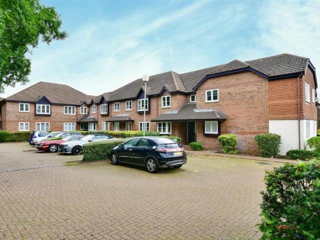 Flat for sale in Hertford, Colliers End