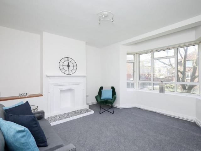 Flat for sale in Roehampton, Greater London