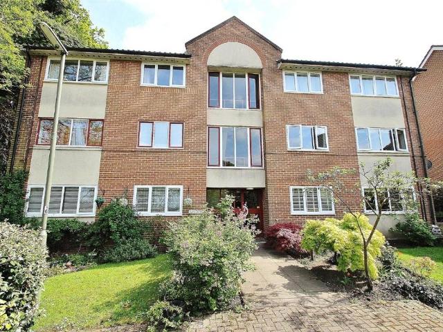 Flat for sale in Woking, Surrey
