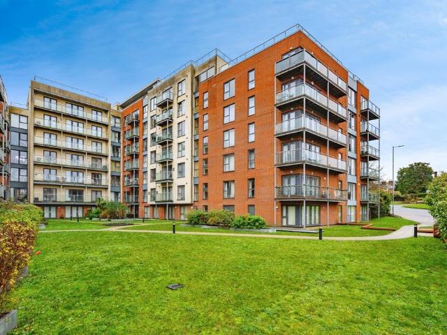 Flat for sale in Highfield, Pouchen End