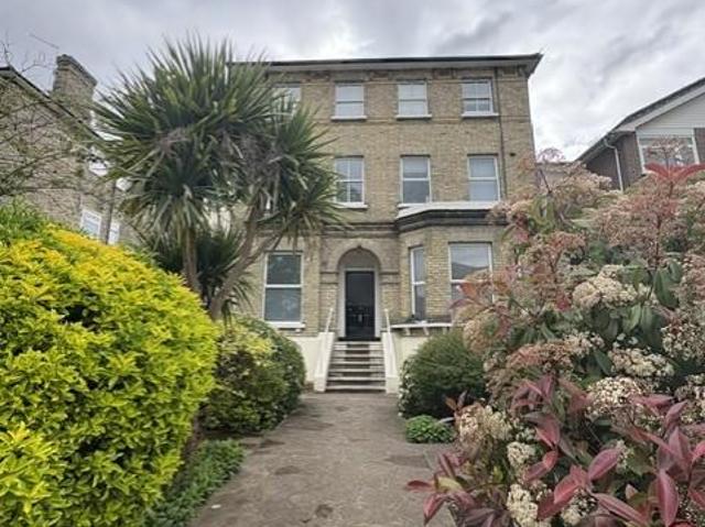 Flat for sale in Surbiton, Greater London