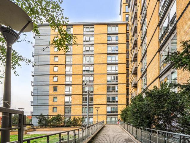 Flat for sale in London Borough of Ealing, Greater London