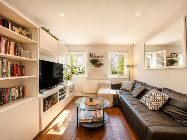 Flat for sale in Clapham, Greater London