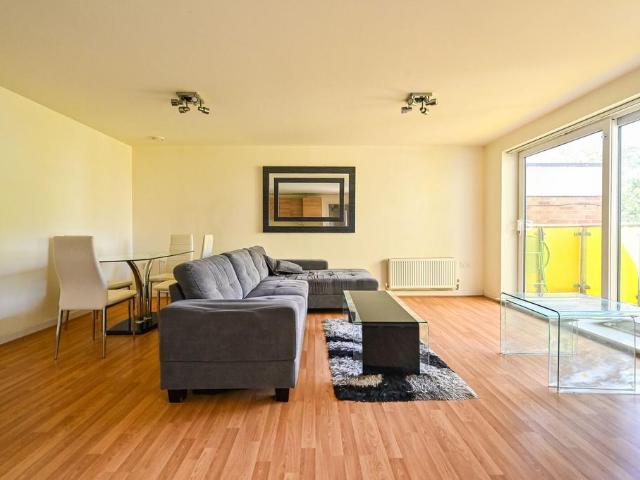Flat for sale in Mile End, Greater London