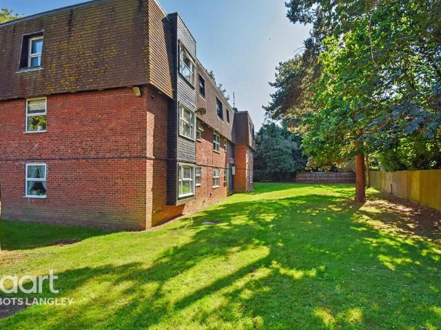 Flat for sale in Pouchen End, Hertfordshire