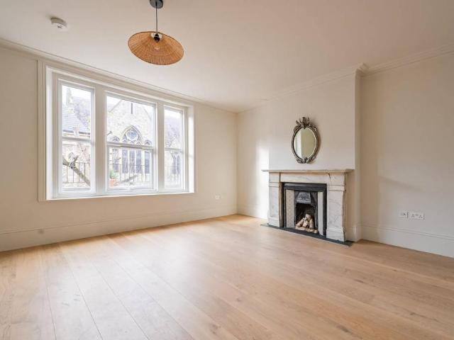 Flat for sale in Crouch End, Greater London