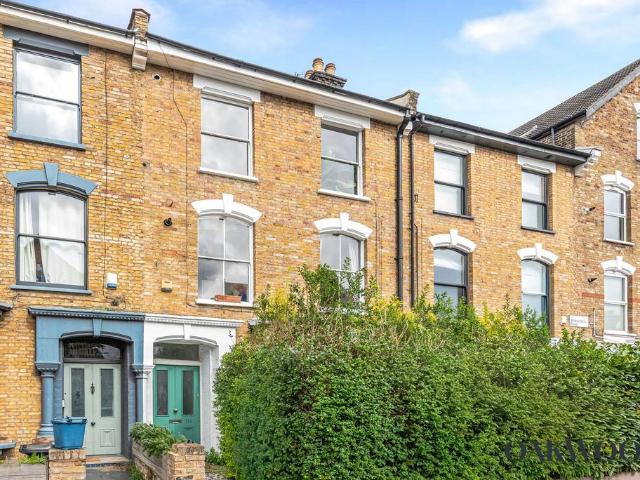 Flat for sale in Brownswood Park, Stoke Newington