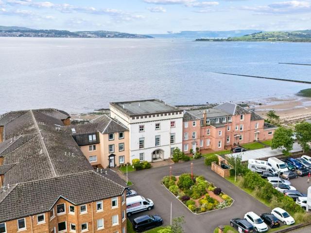 Flat for sale in Helensburgh, Scotland