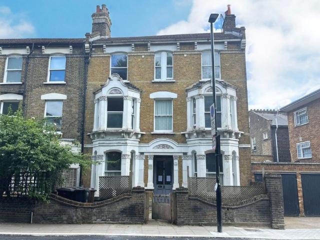 Flat for sale in Kentish Town, Greater London