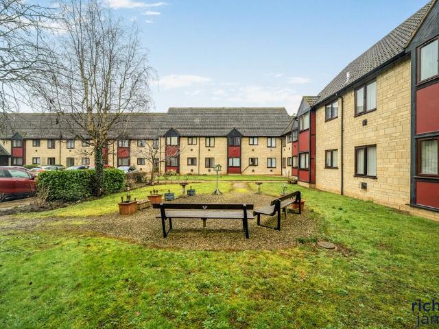 Flat for sale in Kingsdown, Swindon