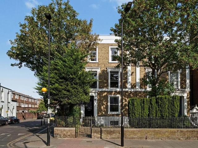 Flat for sale in Stoke Newington, Greater London