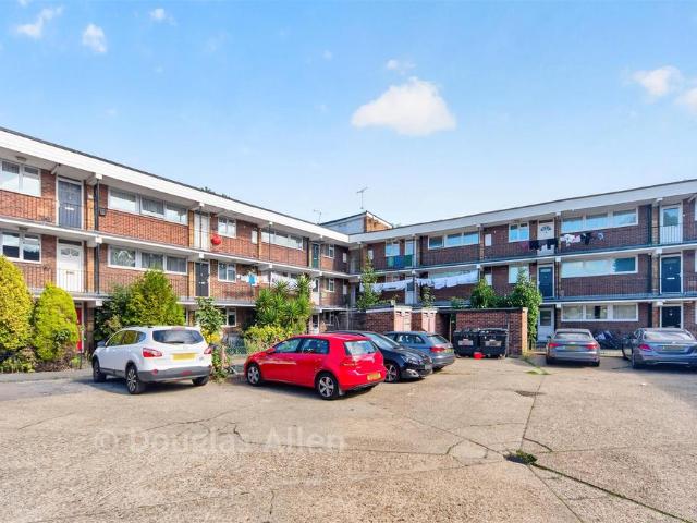 Flat for sale in London Borough of Redbridge, Greater London