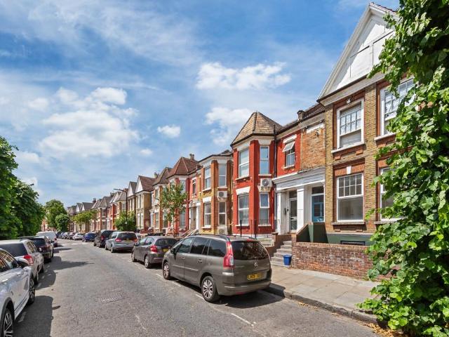 Flat for sale in Stamford Hill, Greater London
