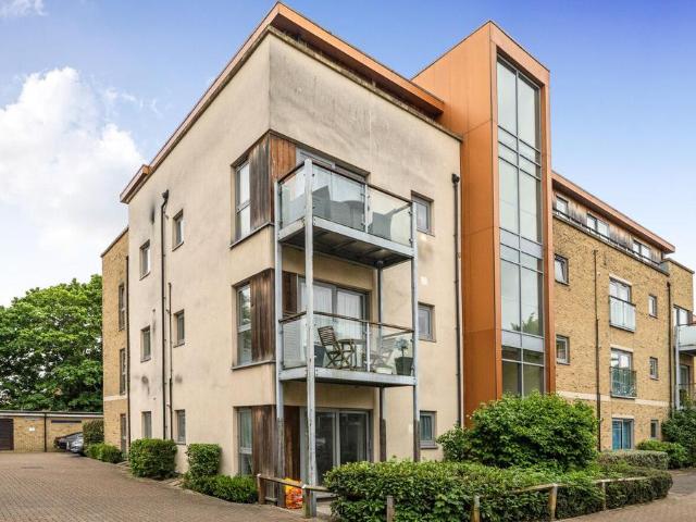 Flat for sale in Hampton Wick, Greater London