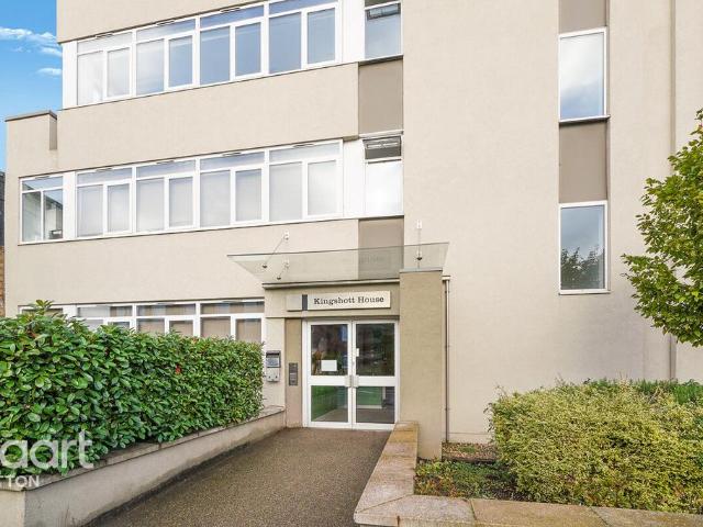 Flat for sale in Epsom, Surrey