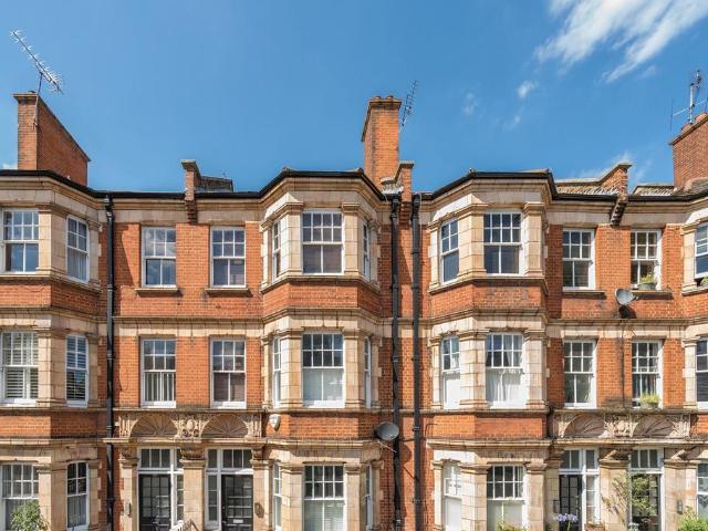 Flat for sale in Kennington, Greater London