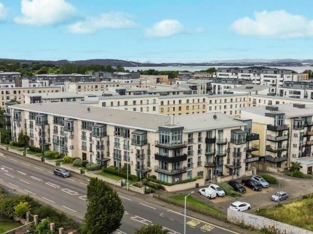 Flat for sale in Pilton, Scotland