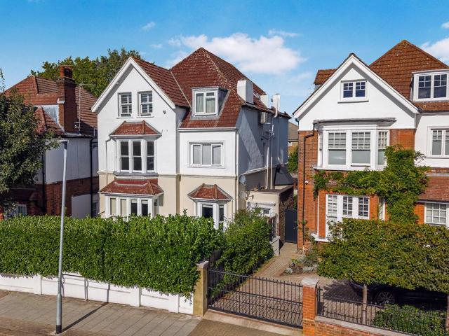 Flat for sale in London Borough of Wandsworth, Greater London